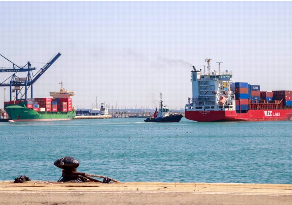 Un barco con contenedores saliendo del puerto de Cádiz