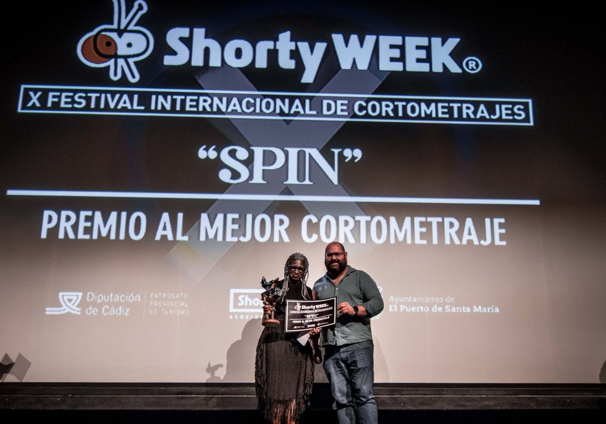 Javier Bello entrega el premio a la ganadora del certamen.