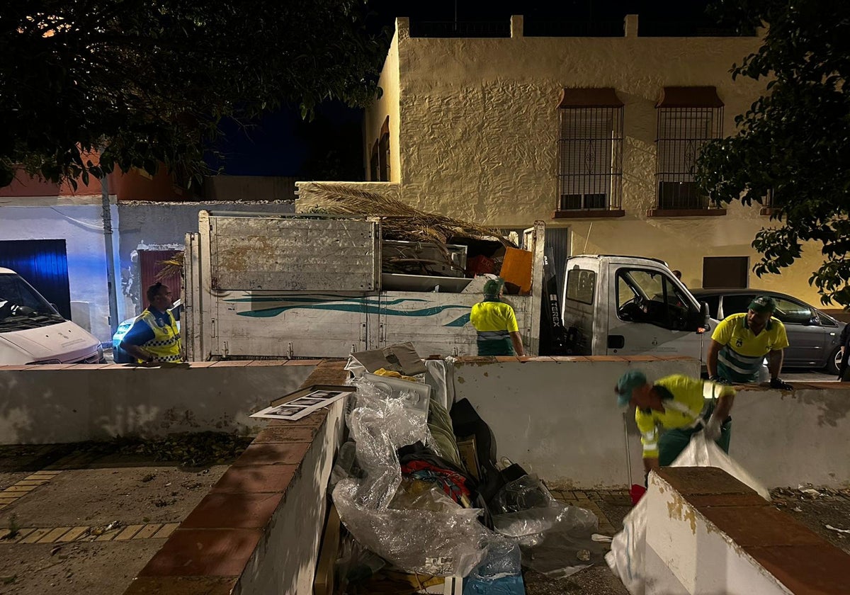 Policía Local y Limpieza continúan trabajando para erradicar focos de basura.