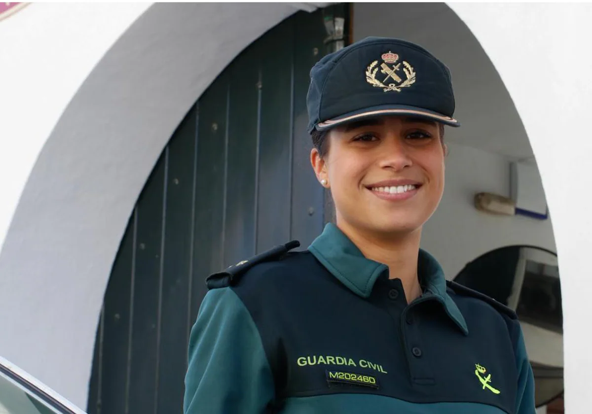 La teniente Carmen Pérez, a las puertas del puesto de la Guardia Civil de Palma del Río