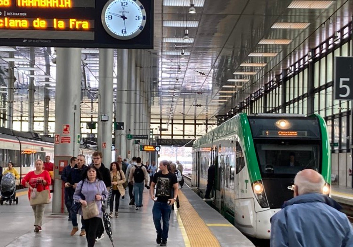 Usuarios del Tranvía este miércoles en la estación de tren de Cádiz