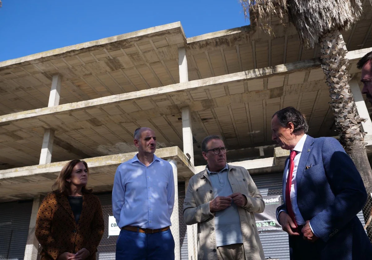 El alcalde de Chiclana se desplaza a la urbanización de Los Gallos para anunciar nuevas viviendas sociales.