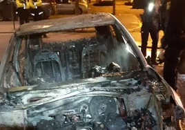 Bomberos intervienen en el incendio de un vehículo en Cádiz