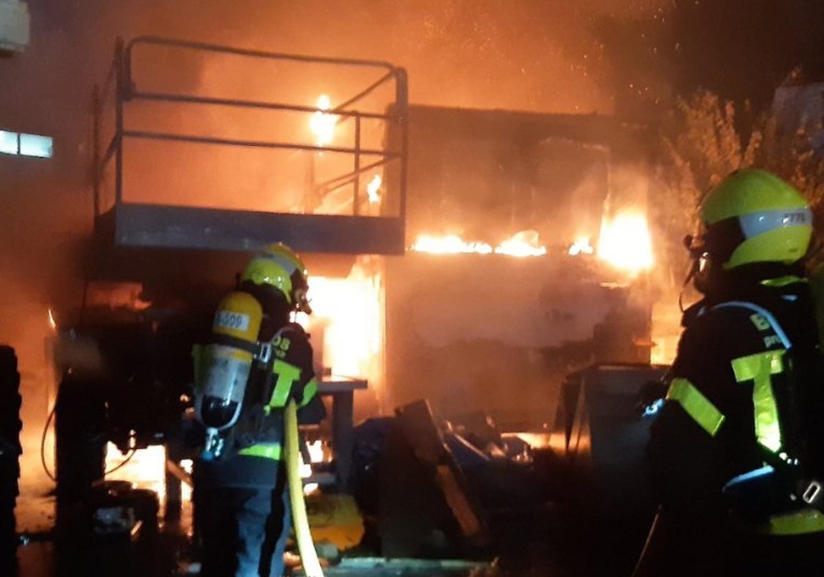 Más de dos horas de trabajo de los bomberos