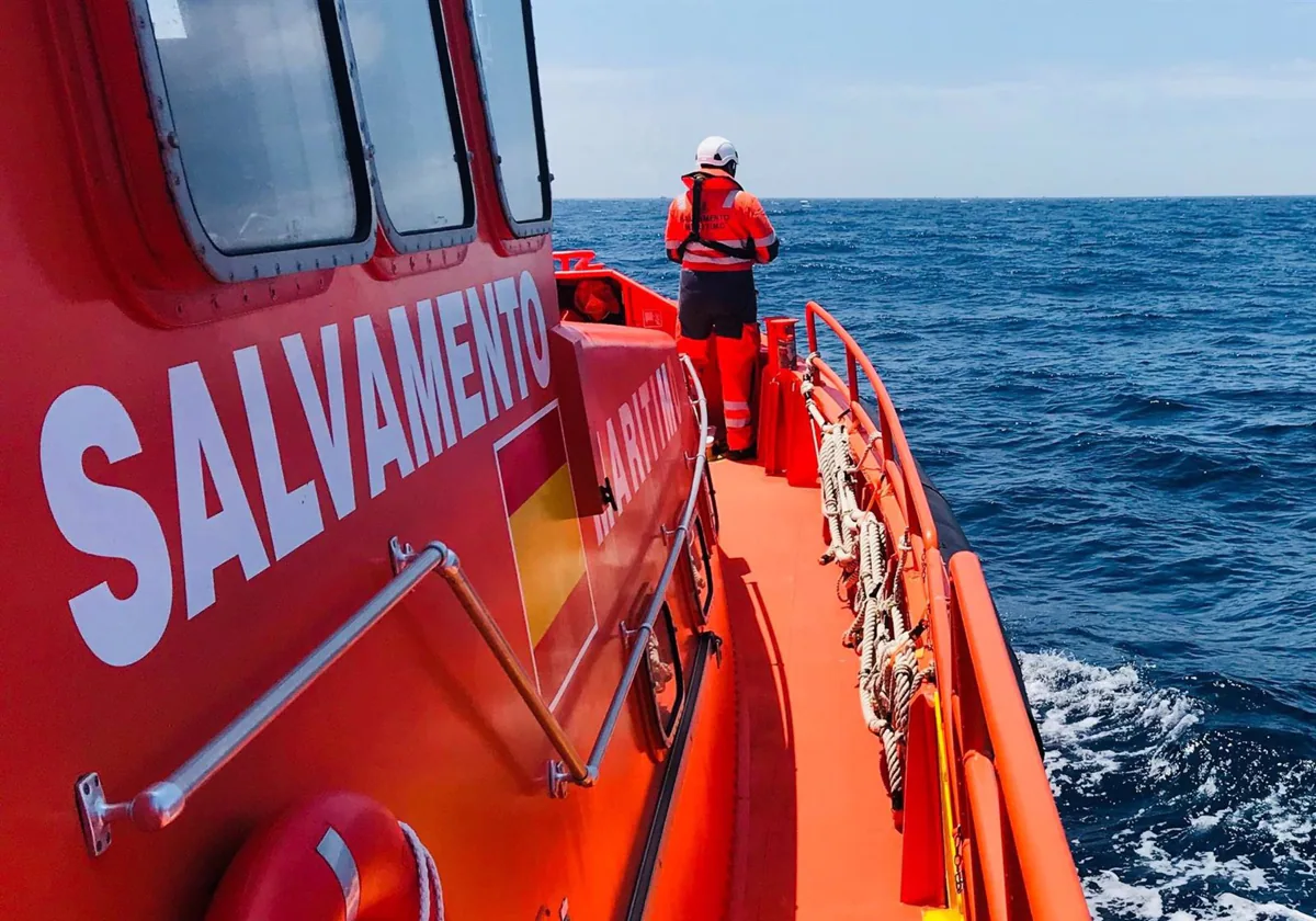 Dos migrantes rescatados en aguas del Estrecho