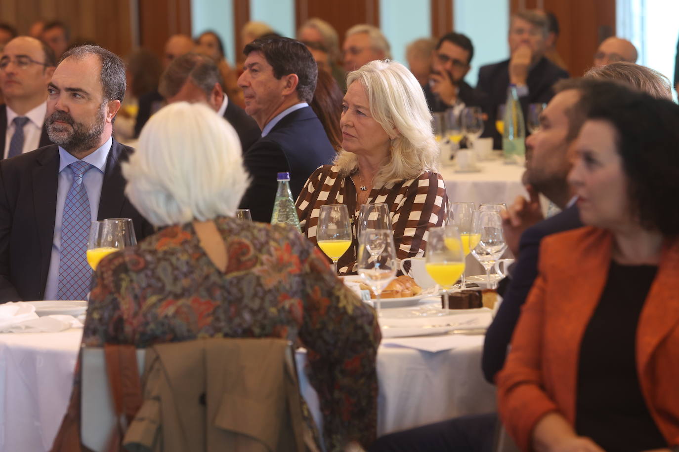 Fotos: Ambiente en la Mirada Económica de ABC y La Voz con Bruno García (I)