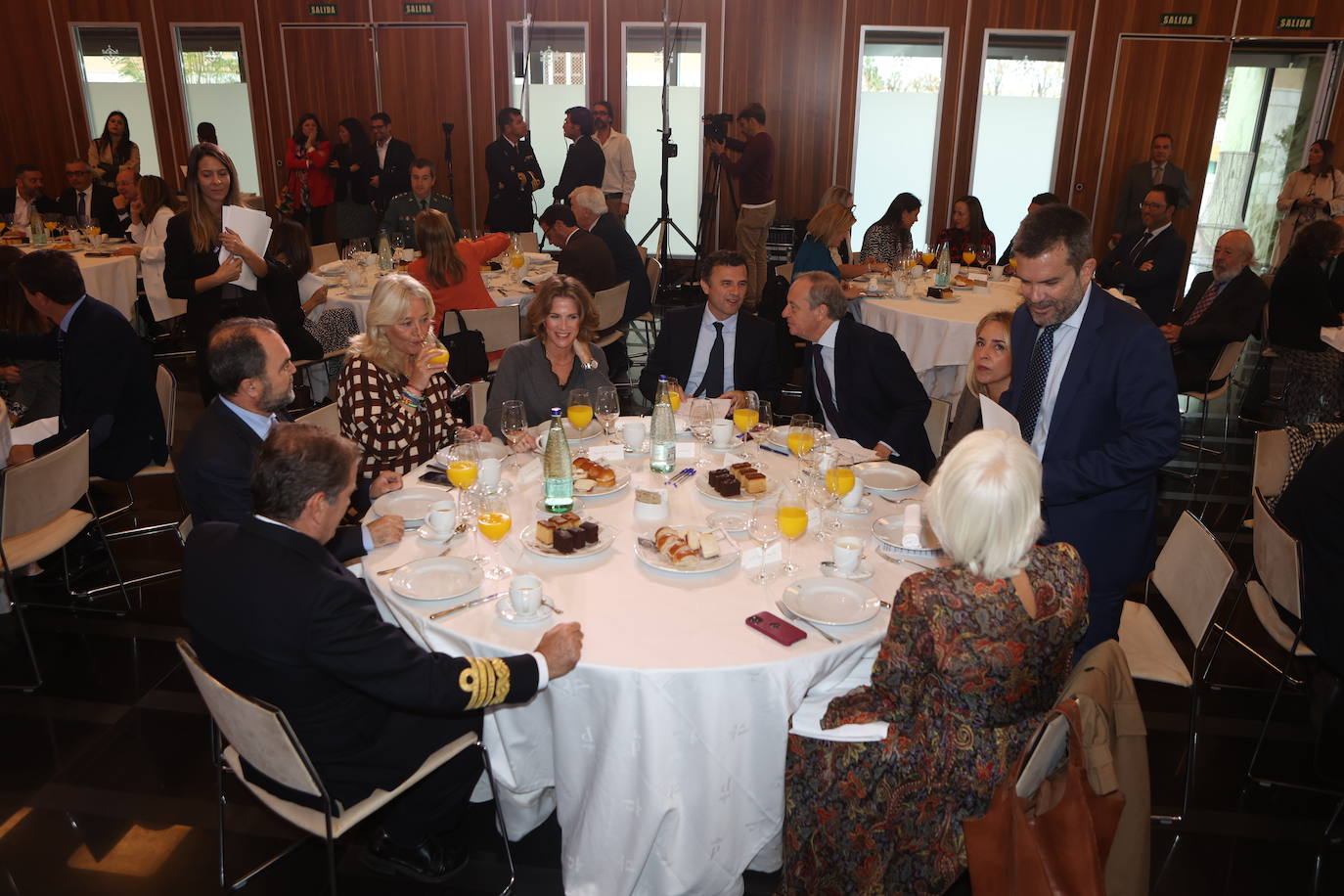 Fotos: Ambiente en la Mirada Económica de ABC y La Voz con Bruno García (I)