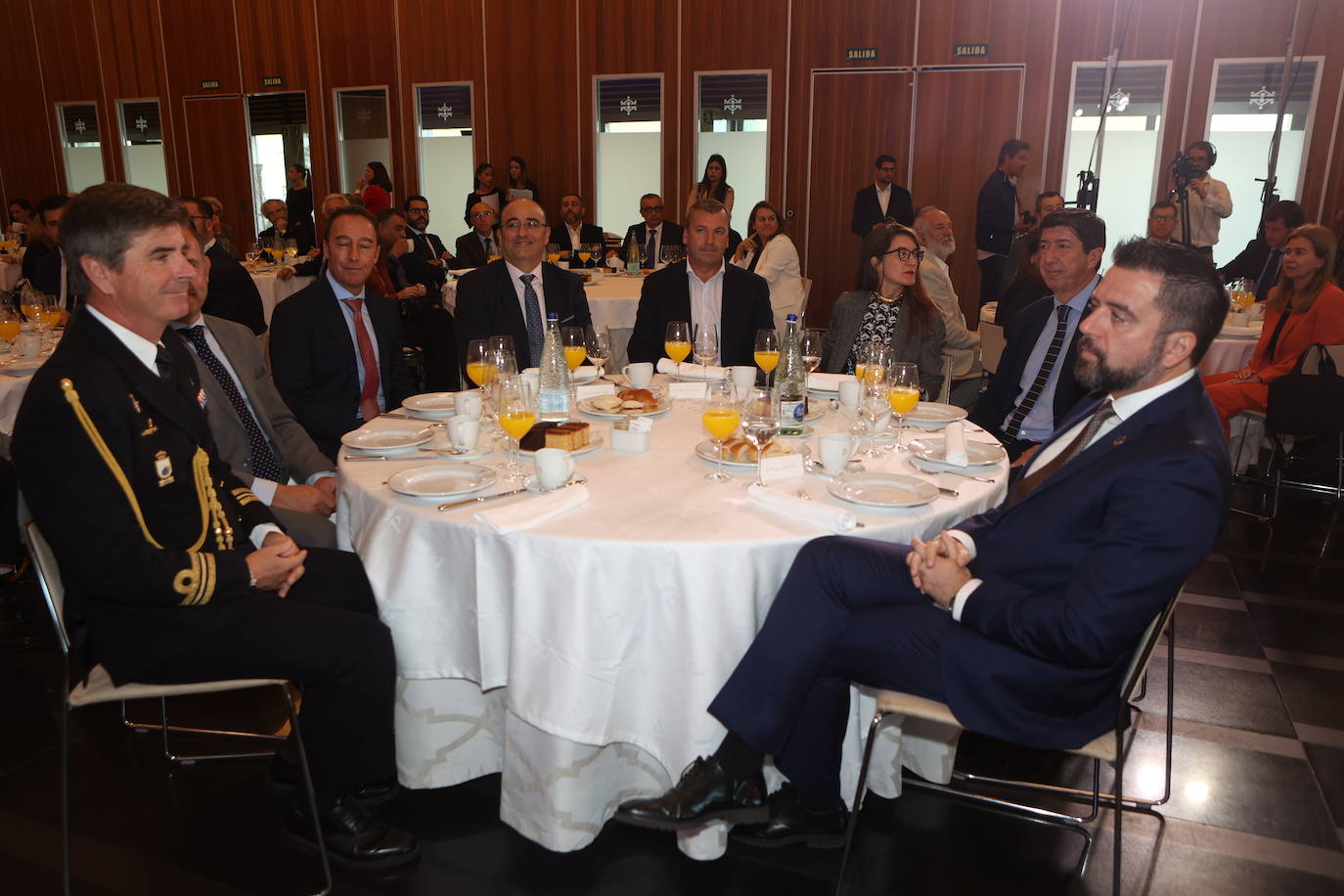 Fotos: Ambiente en la Mirada Económica de ABC y La Voz con Bruno García (II)