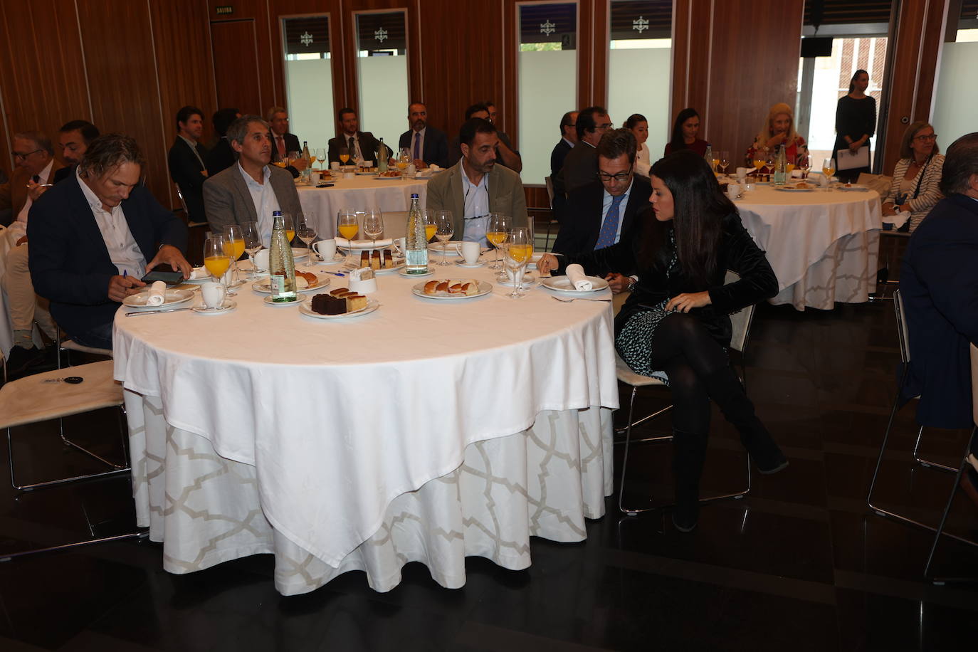 Fotos: Ambiente en la Mirada Económica de ABC y La Voz con Bruno García (II)