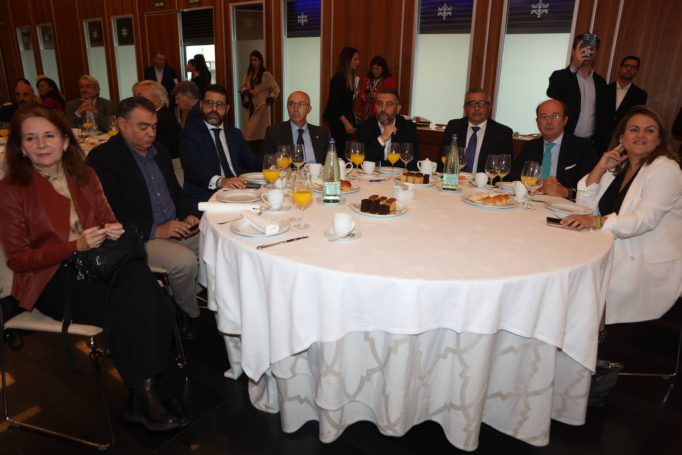 Fotos: Ambiente en la Mirada Económica de ABC y La Voz con Bruno García (II)