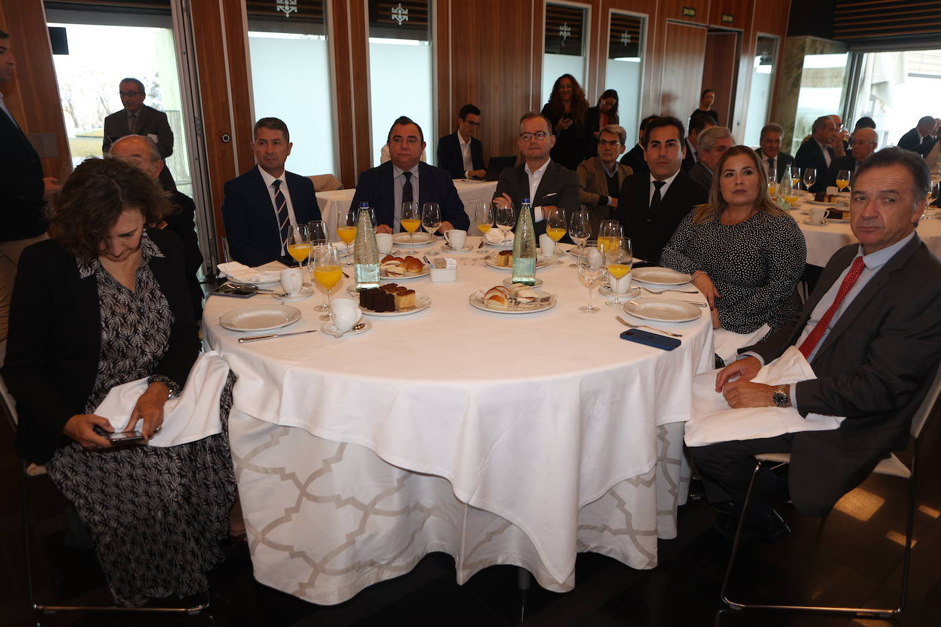 Fotos: Ambiente en la Mirada Económica de ABC y La Voz con Bruno García (II)