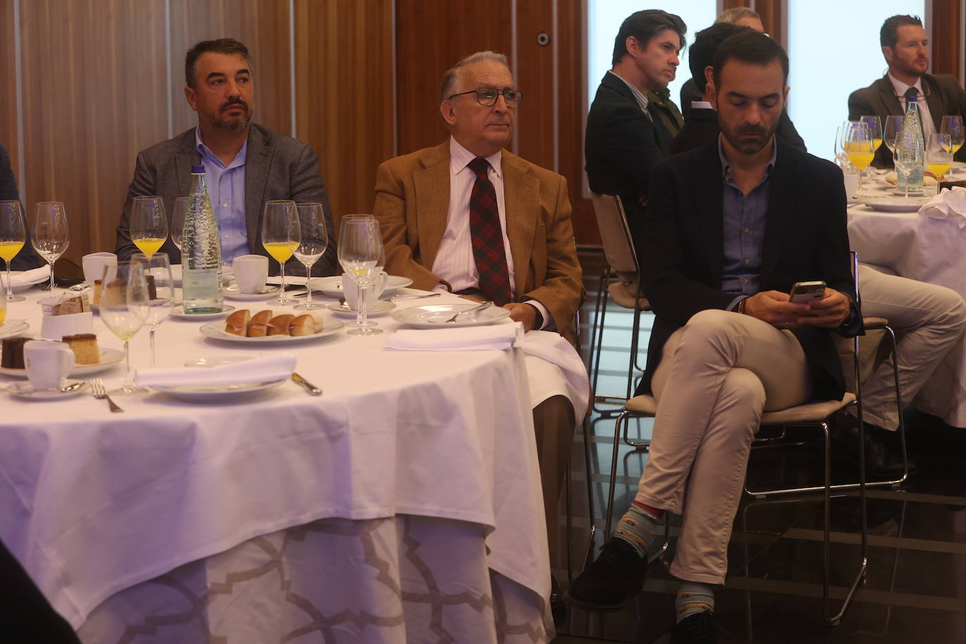 Fotos: Ambiente en la Mirada Económica de ABC y La Voz con Bruno García (II)