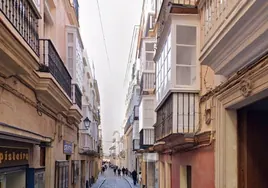 Un hombre de 74 años intenta matar a su hermano de 70 en su casa del centro de Cádiz