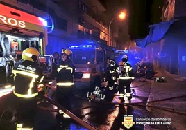 VÍDEO: Aparatoso incendio en un garaje en Cádiz con varios coches y motos en llamas