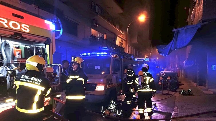 VÍDEO: Aparatoso incendio en un garaje en Cádiz con varios coches y motos en llamas