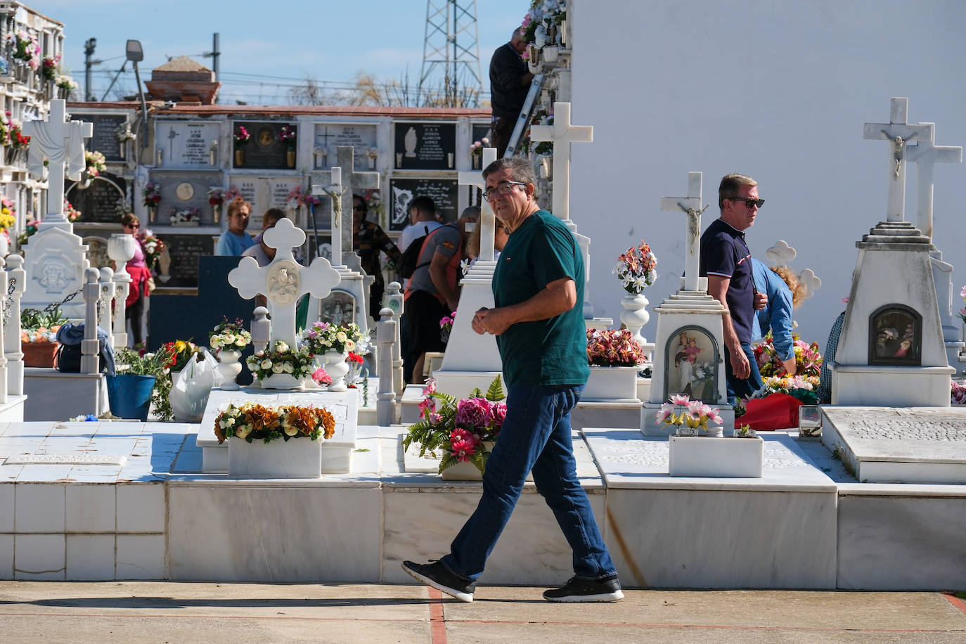 FOTOS: Los cementerios gaditanos se llenan de flores