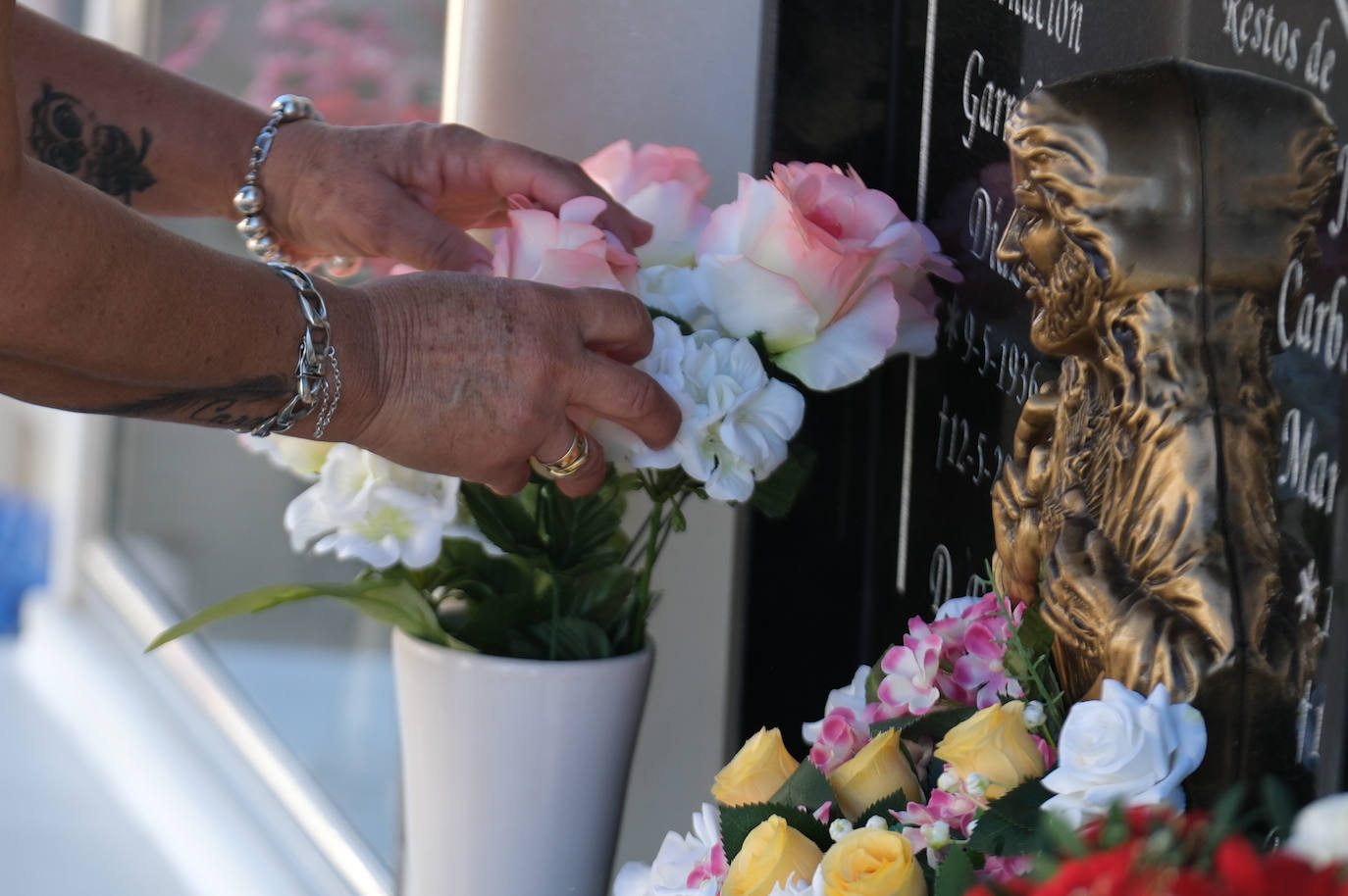 FOTOS: Los cementerios gaditanos se llenan de flores