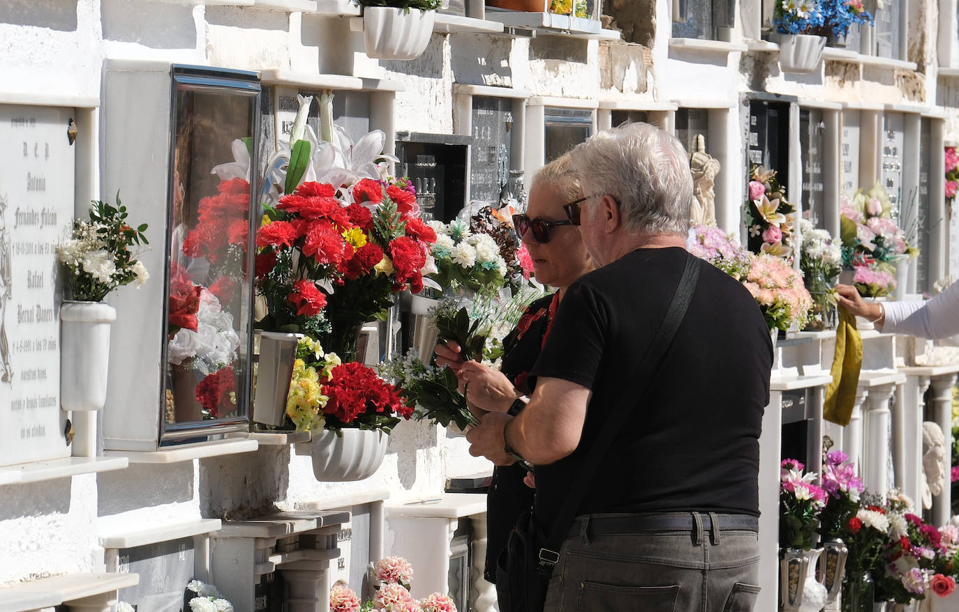 FOTOS: Los cementerios gaditanos se llenan de flores