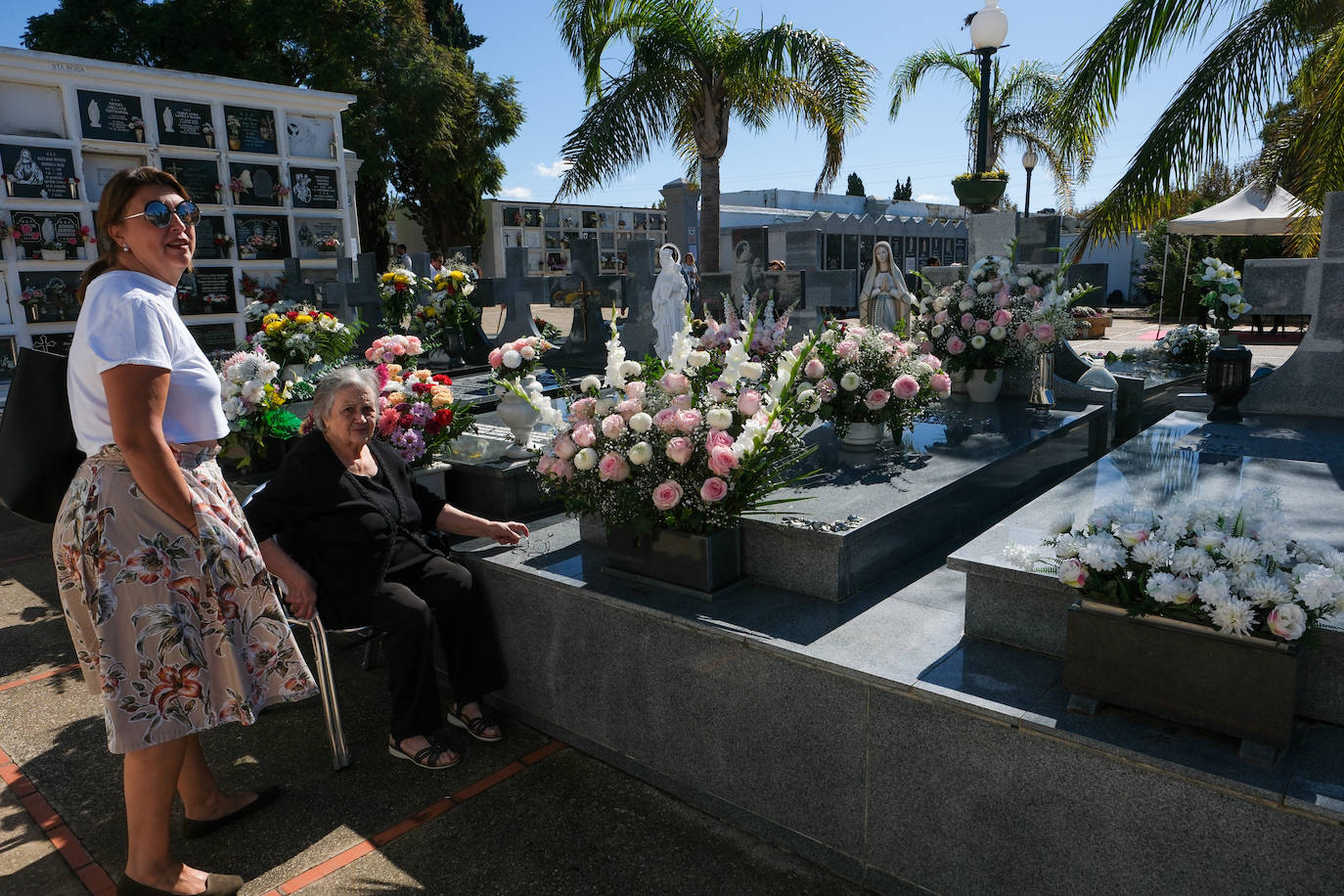 FOTOS: Los cementerios gaditanos se llenan de flores