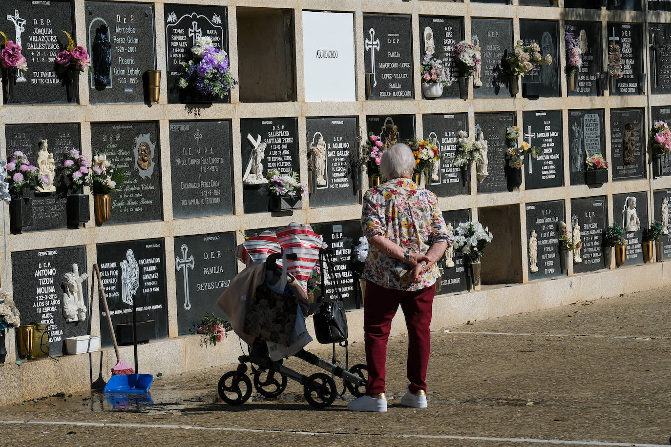 FOTOS: Los cementerios gaditanos se llenan de flores