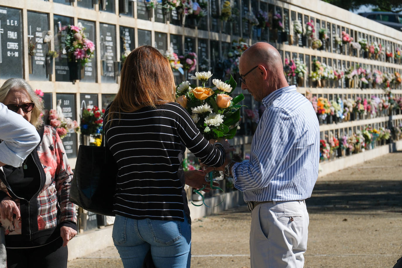 FOTOS: Los cementerios gaditanos se llenan de flores