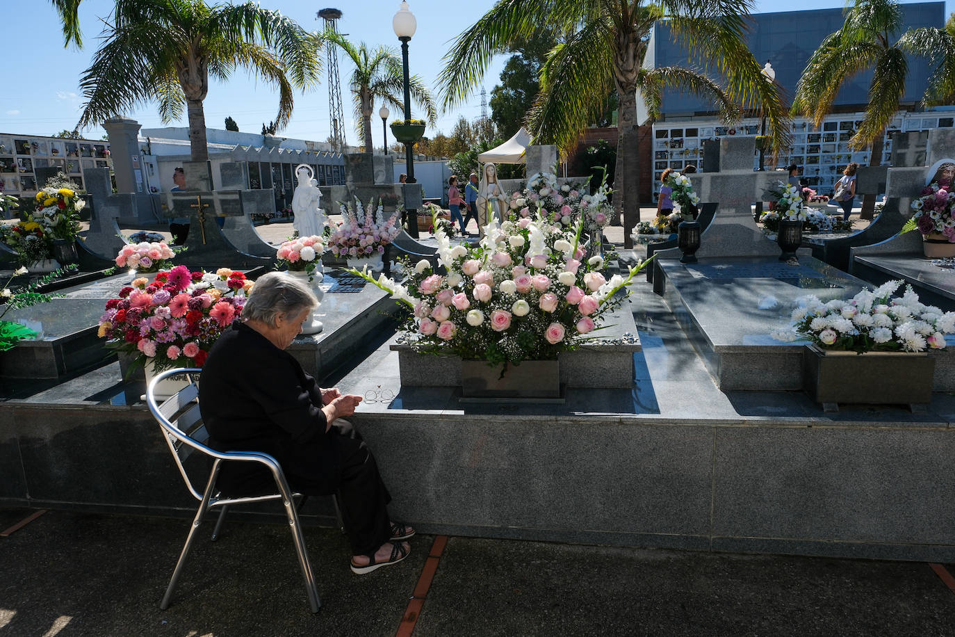 FOTOS: Los cementerios gaditanos se llenan de flores