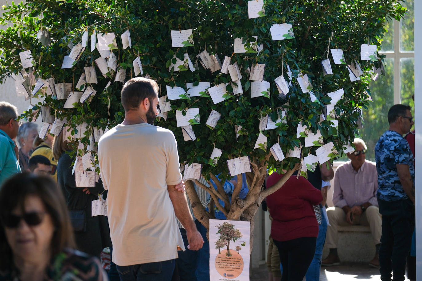 FOTOS: Los cementerios gaditanos se llenan de flores