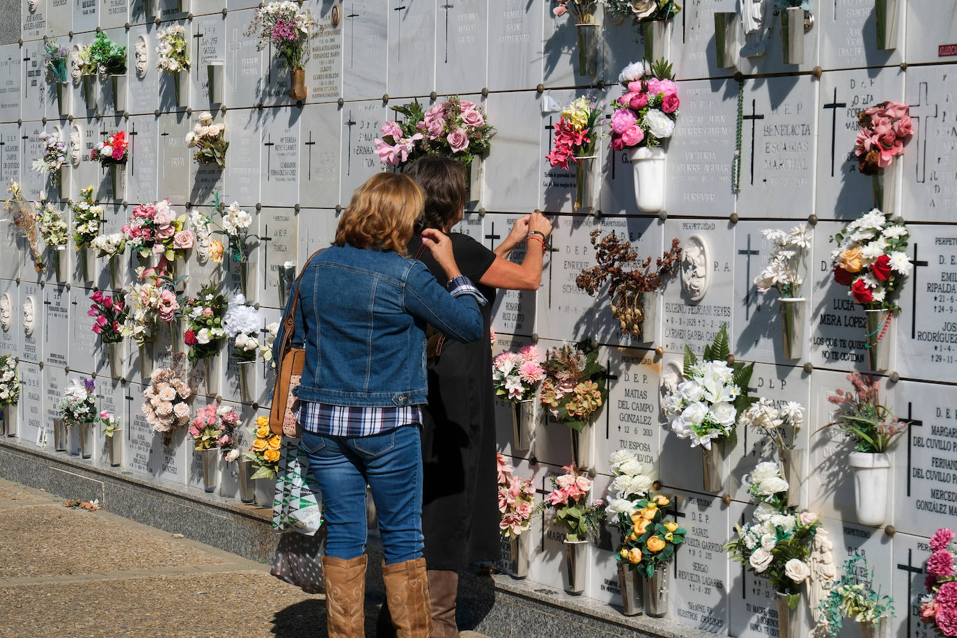 FOTOS: Los cementerios gaditanos se llenan de flores