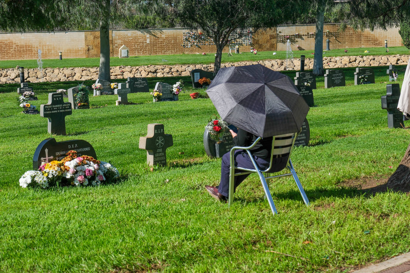 FOTOS: Los cementerios gaditanos se llenan de flores