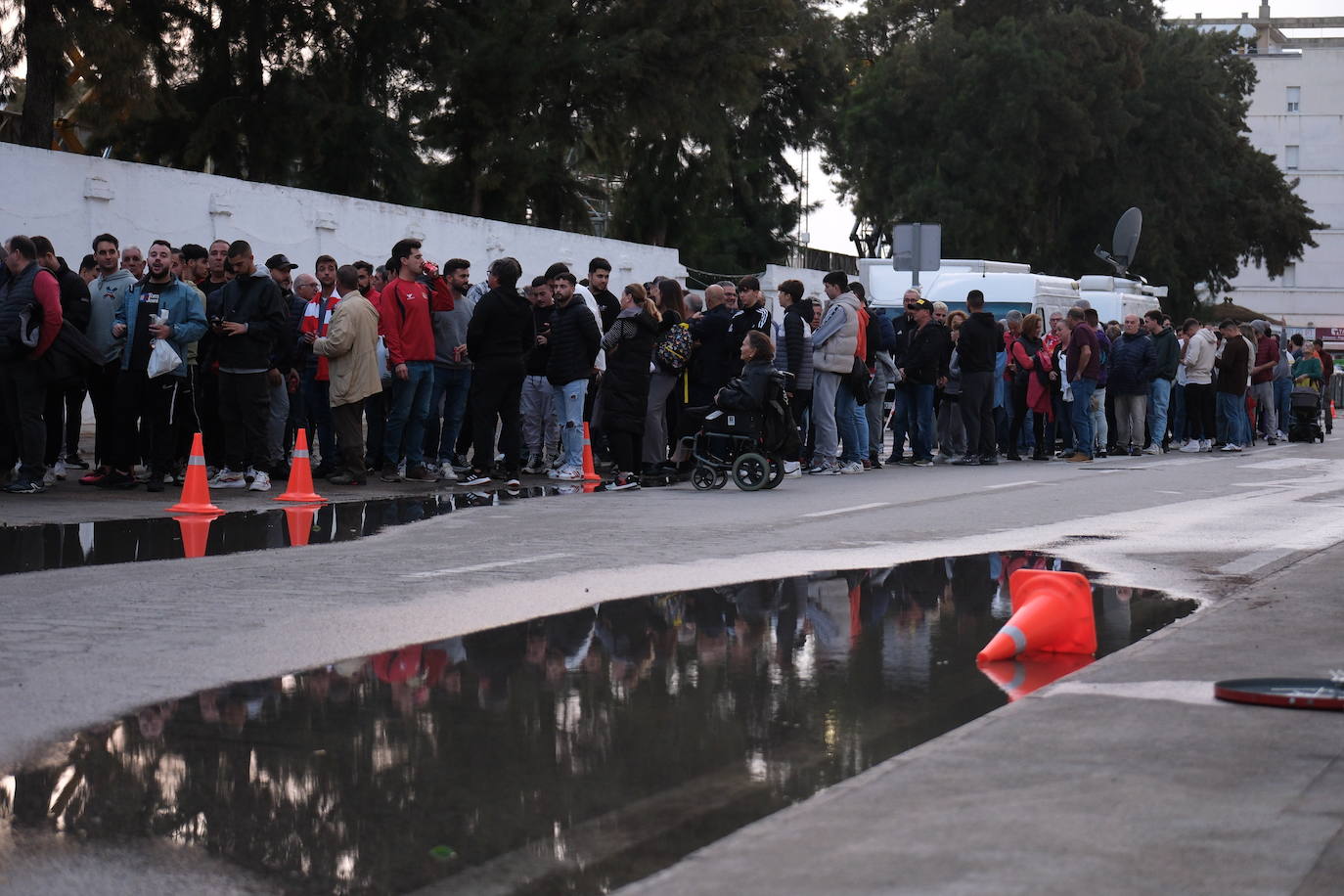Fotos: Gran ambiente en el Municipal por el histórico Chiclana CF-Villarreal