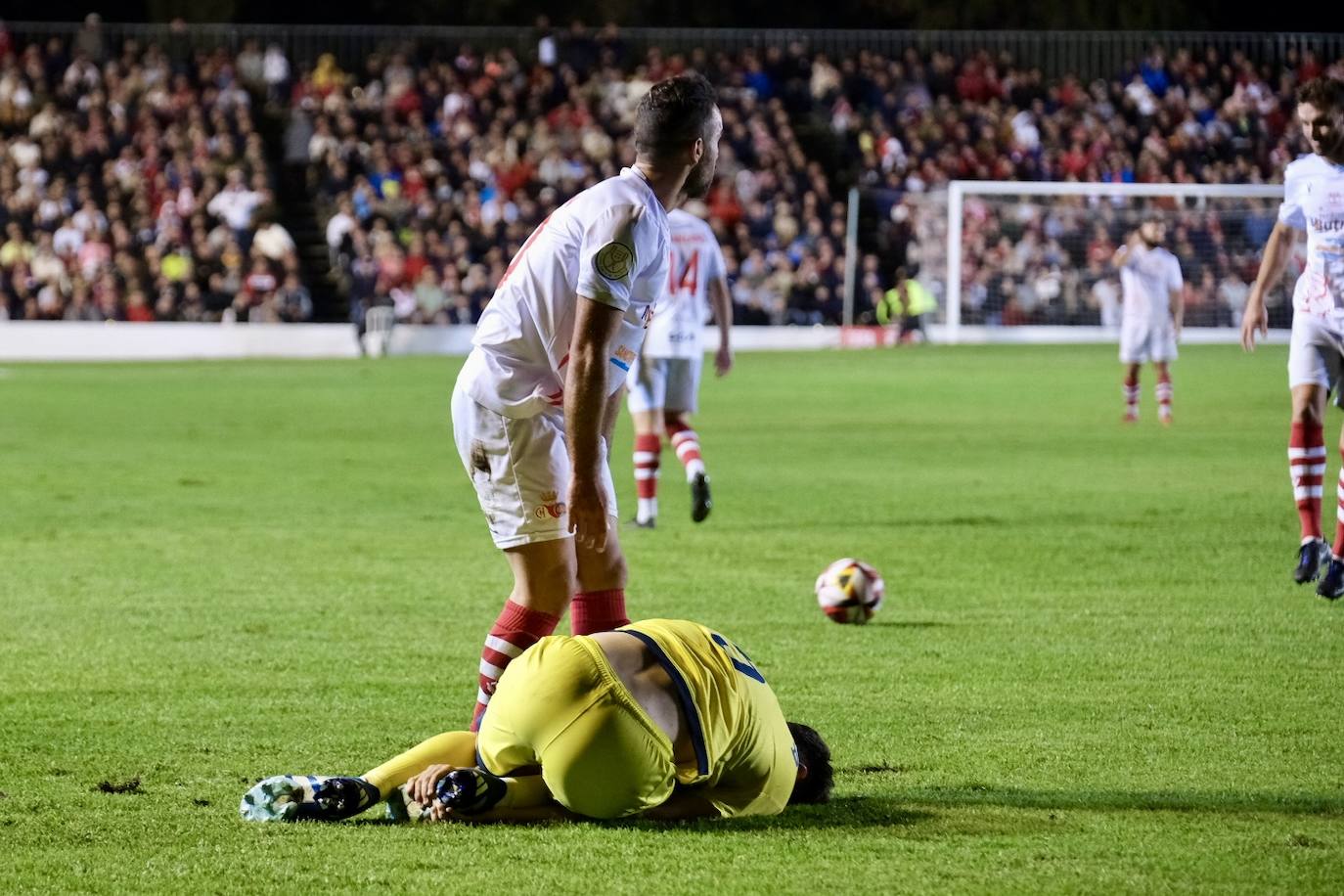Fotos: Gran ambiente en el Municipal por el histórico Chiclana CF-Villarreal