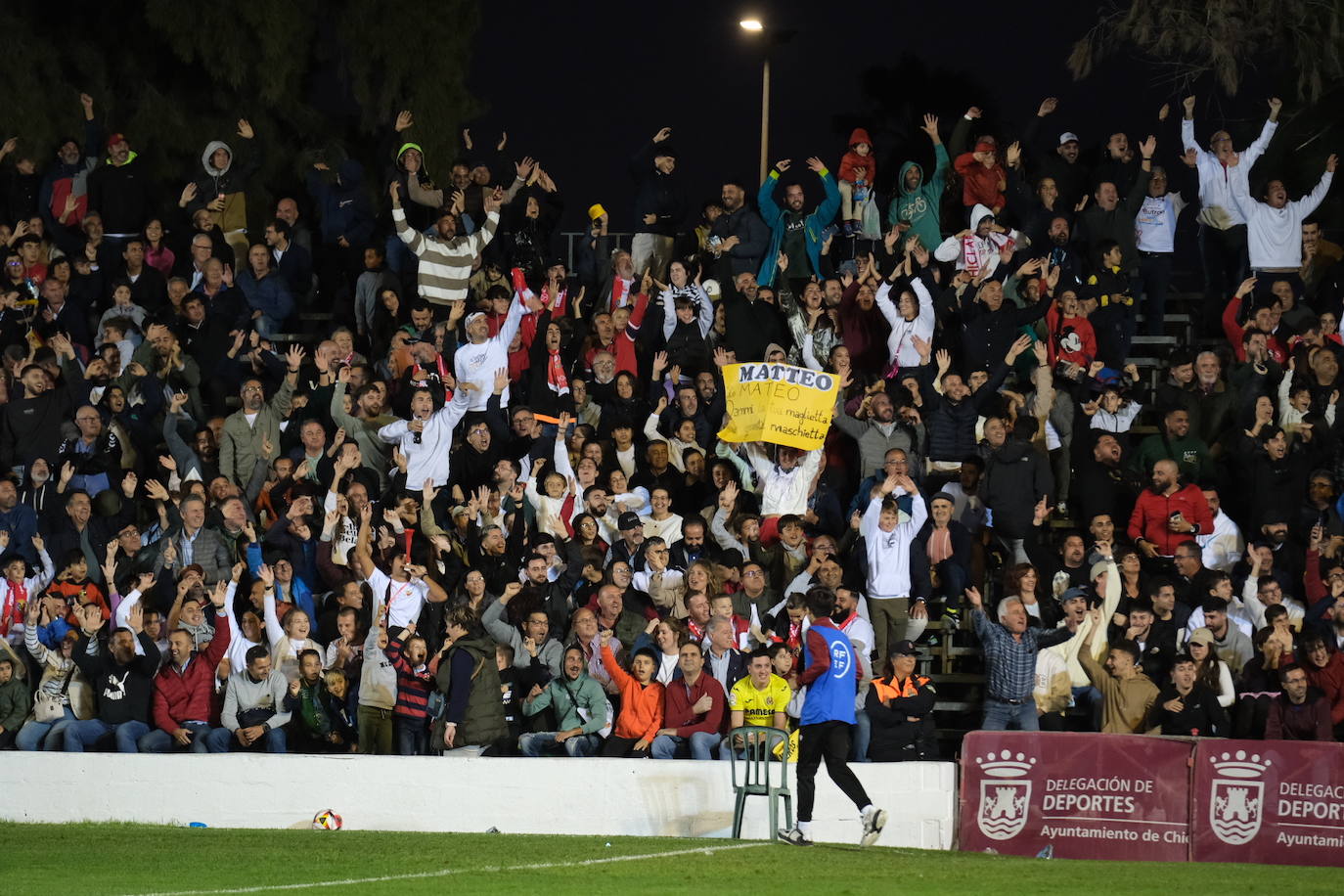 Fotos: Gran ambiente en el Municipal por el histórico Chiclana CF-Villarreal
