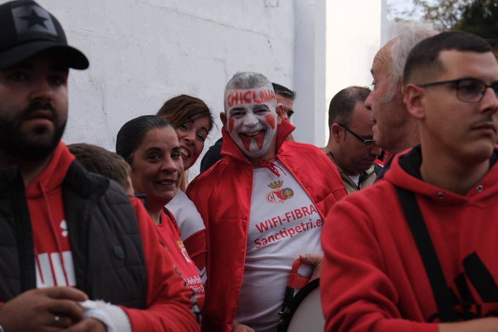 Fotos: Gran ambiente en el Municipal por el histórico Chiclana CF-Villarreal
