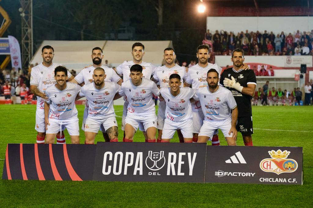 Fotos: Gran ambiente en el Municipal por el histórico Chiclana CF-Villarreal