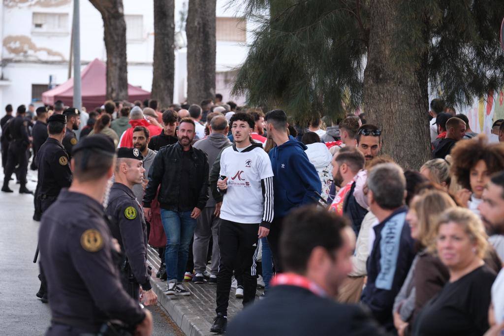 Fotos: Gran ambiente en el Municipal por el histórico Chiclana CF-Villarreal