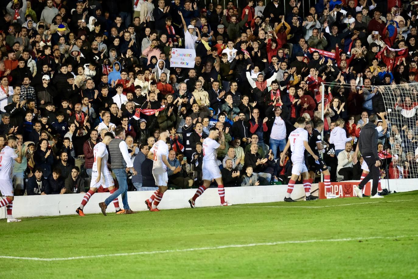 Fotos: Gran ambiente en el Municipal por el histórico Chiclana CF-Villarreal