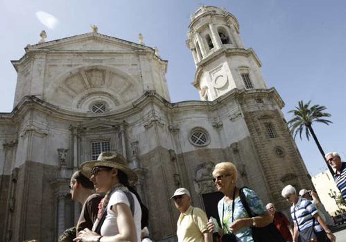 Grupo de turistas en la plaza de la Catedral de Cádiz