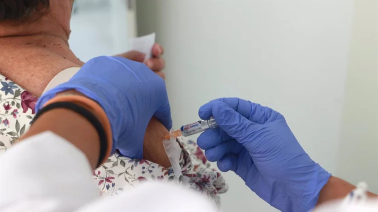 Un punto de vacunación contra la gripe y el Covid en el mercadillo de Algeciras