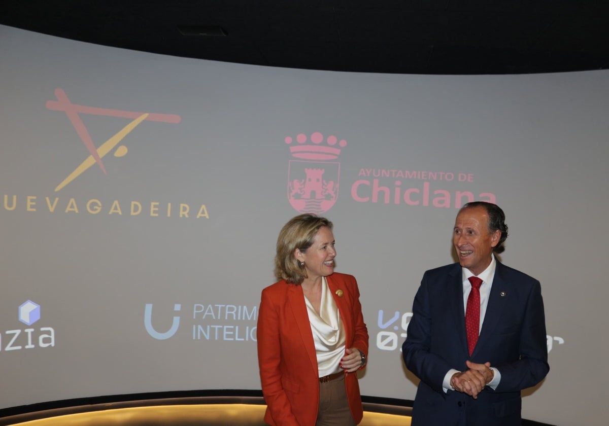 Nadia Calviño y José María Román en la inauguración del yacimiento fenicio del Cerro del Castillo Nueva Gadeira.