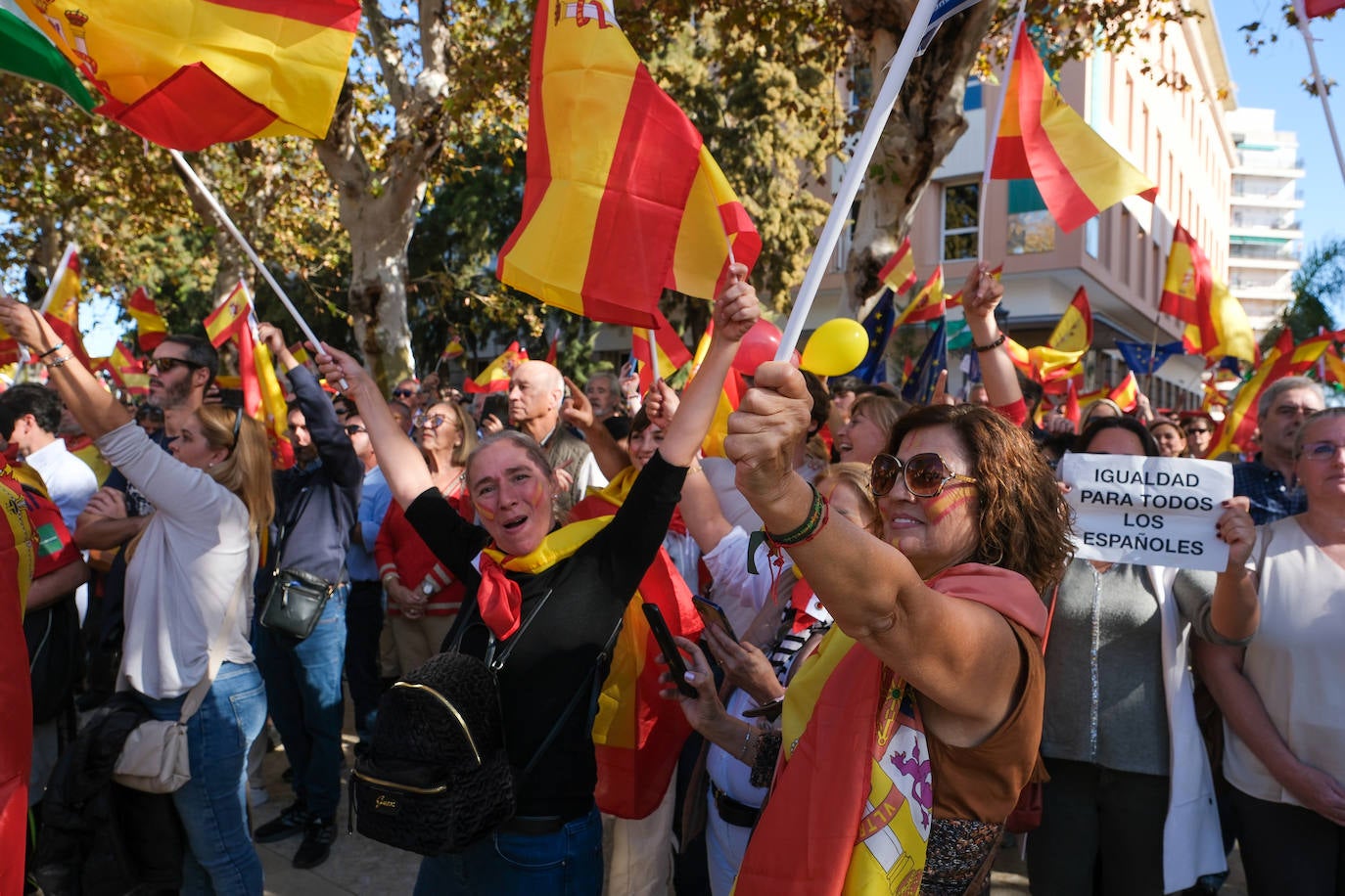 FOTOS: Concentración en el monumento a Las Cortes de 1812 en la plaza de España de Cádiz