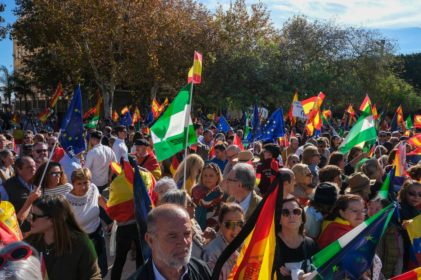 FOTOS: Concentración en el monumento a Las Cortes de 1812 en la plaza de España de Cádiz