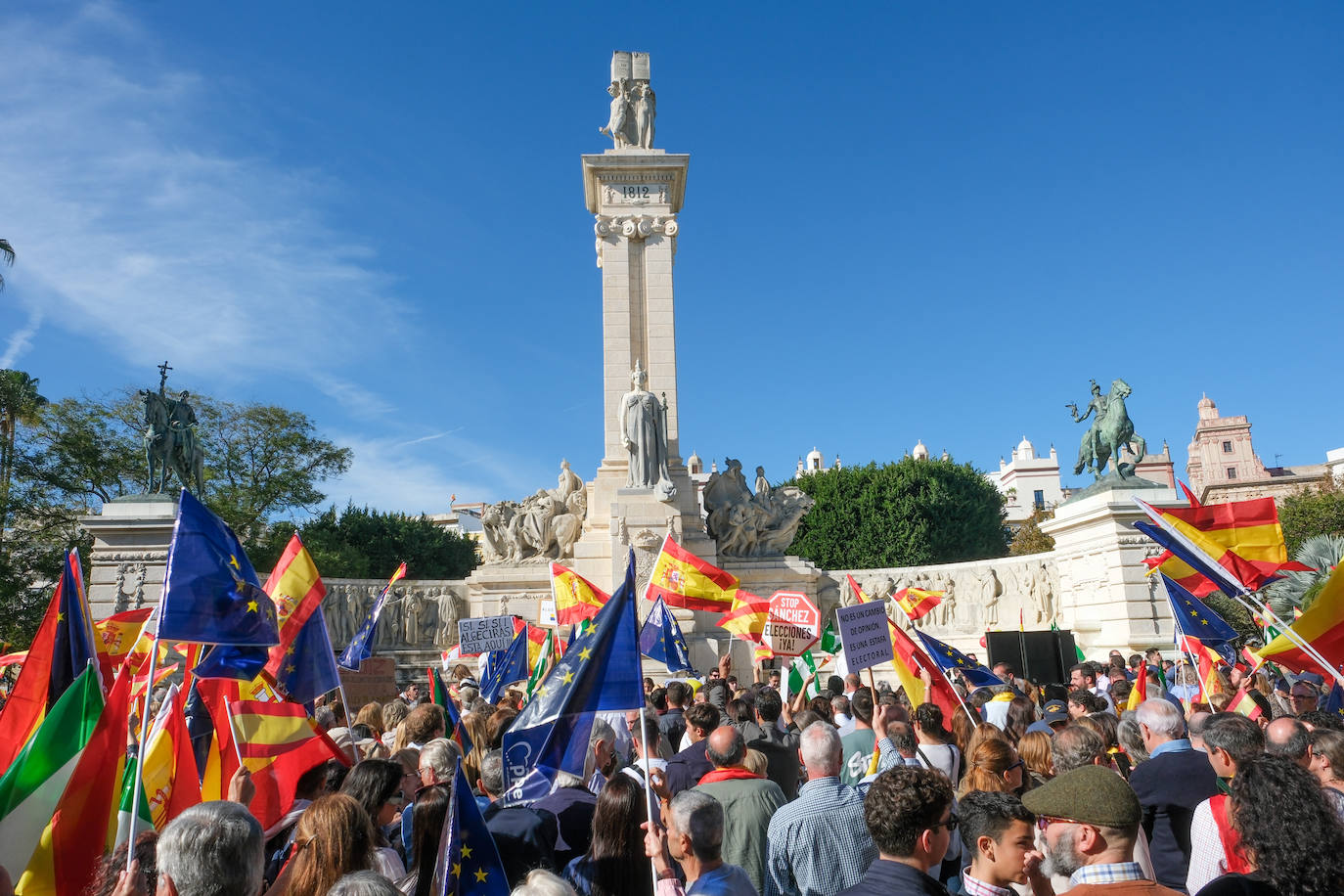 FOTOS: Concentración en el monumento a Las Cortes de 1812 en la plaza de España de Cádiz