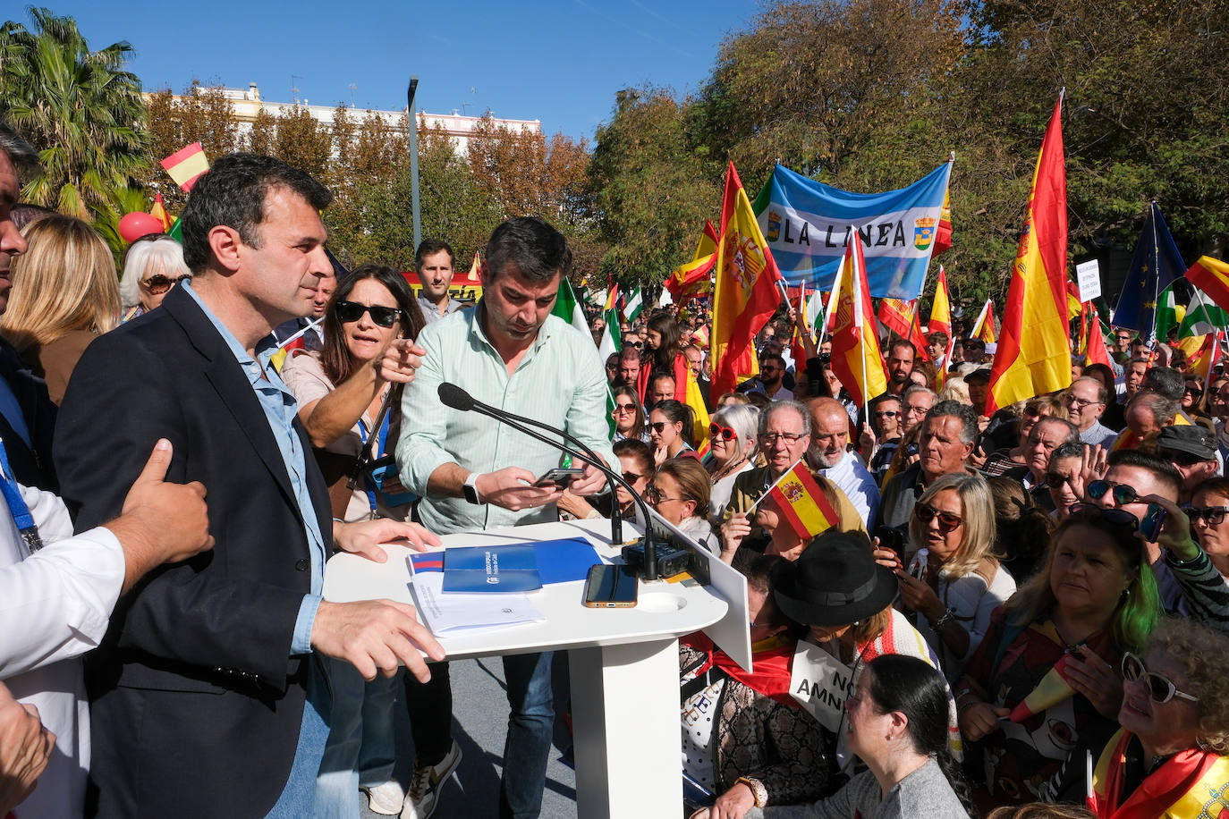 FOTOS: Concentración en el monumento a Las Cortes de 1812 en la plaza de España de Cádiz