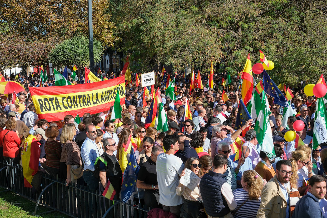 FOTOS: Concentración en el monumento a Las Cortes de 1812 en la plaza de España de Cádiz