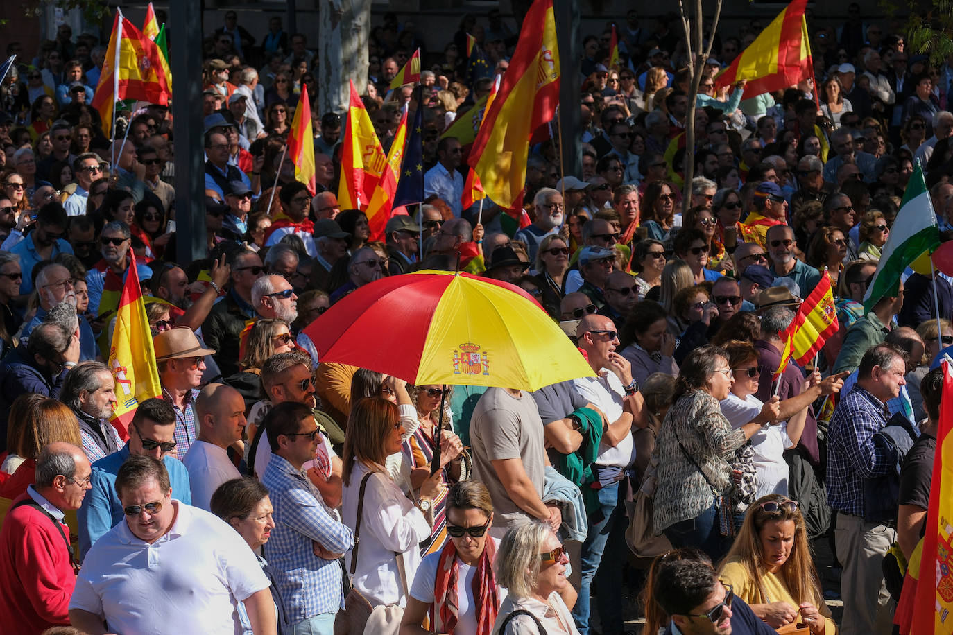 FOTOS: Concentración en el monumento a Las Cortes de 1812 en la plaza de España de Cádiz