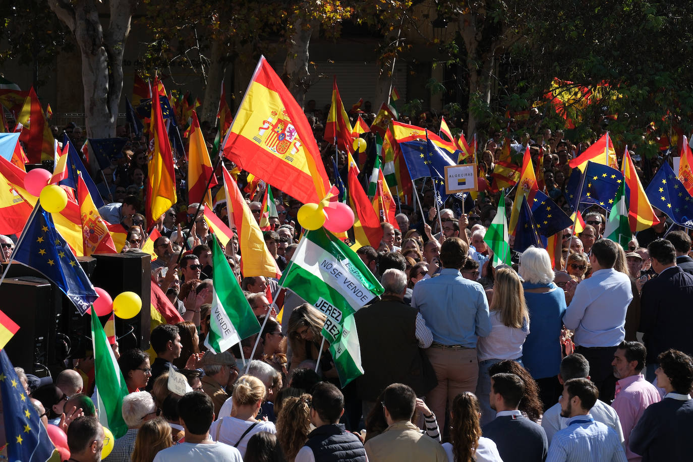 FOTOS: Concentración en el monumento a Las Cortes de 1812 en la plaza de España de Cádiz