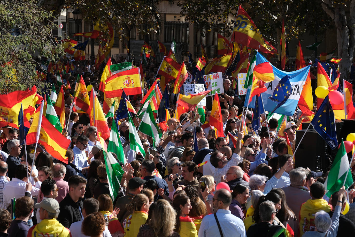 FOTOS: Concentración en el monumento a Las Cortes de 1812 en la plaza de España de Cádiz