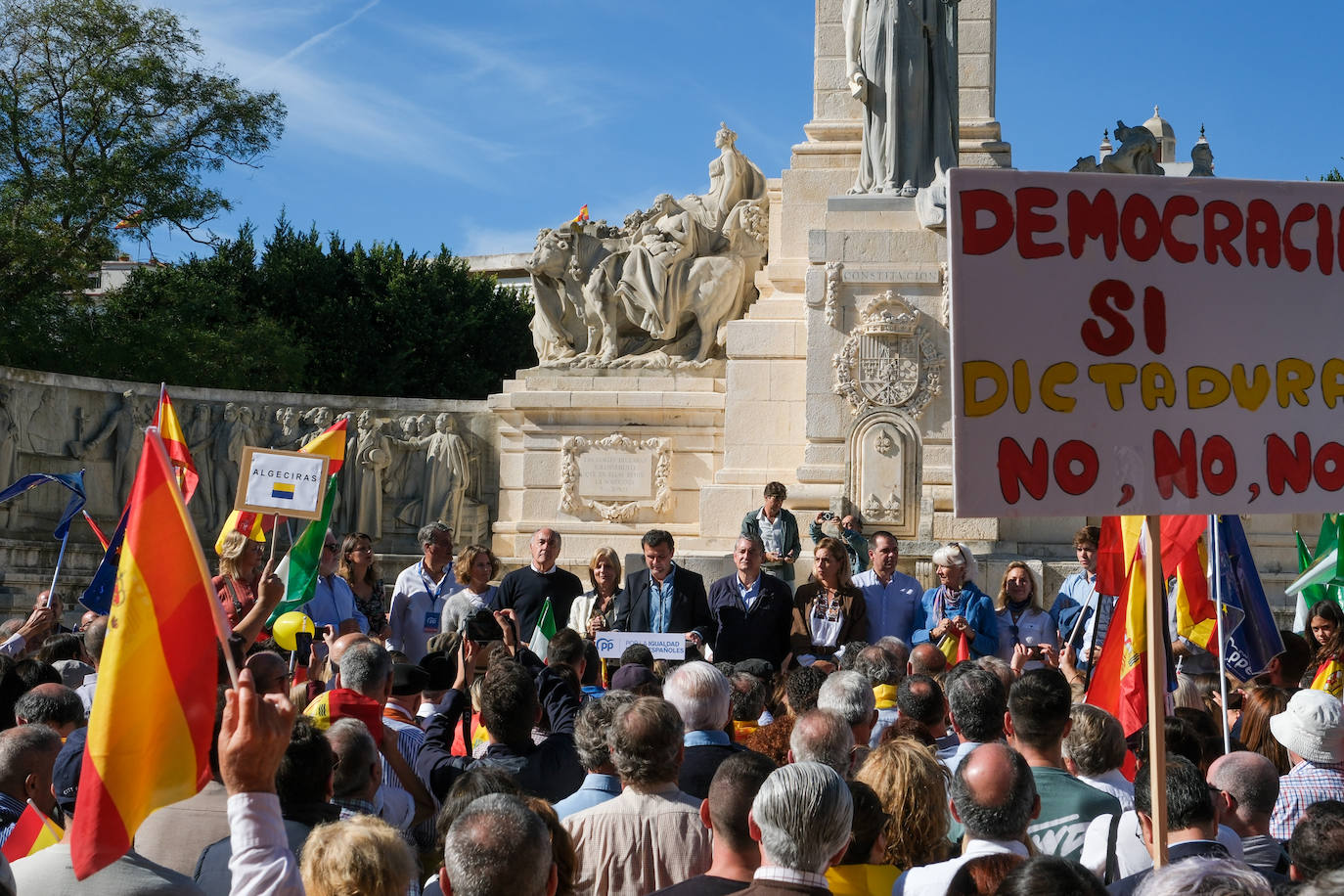 FOTOS: Concentración en el monumento a Las Cortes de 1812 en la plaza de España de Cádiz