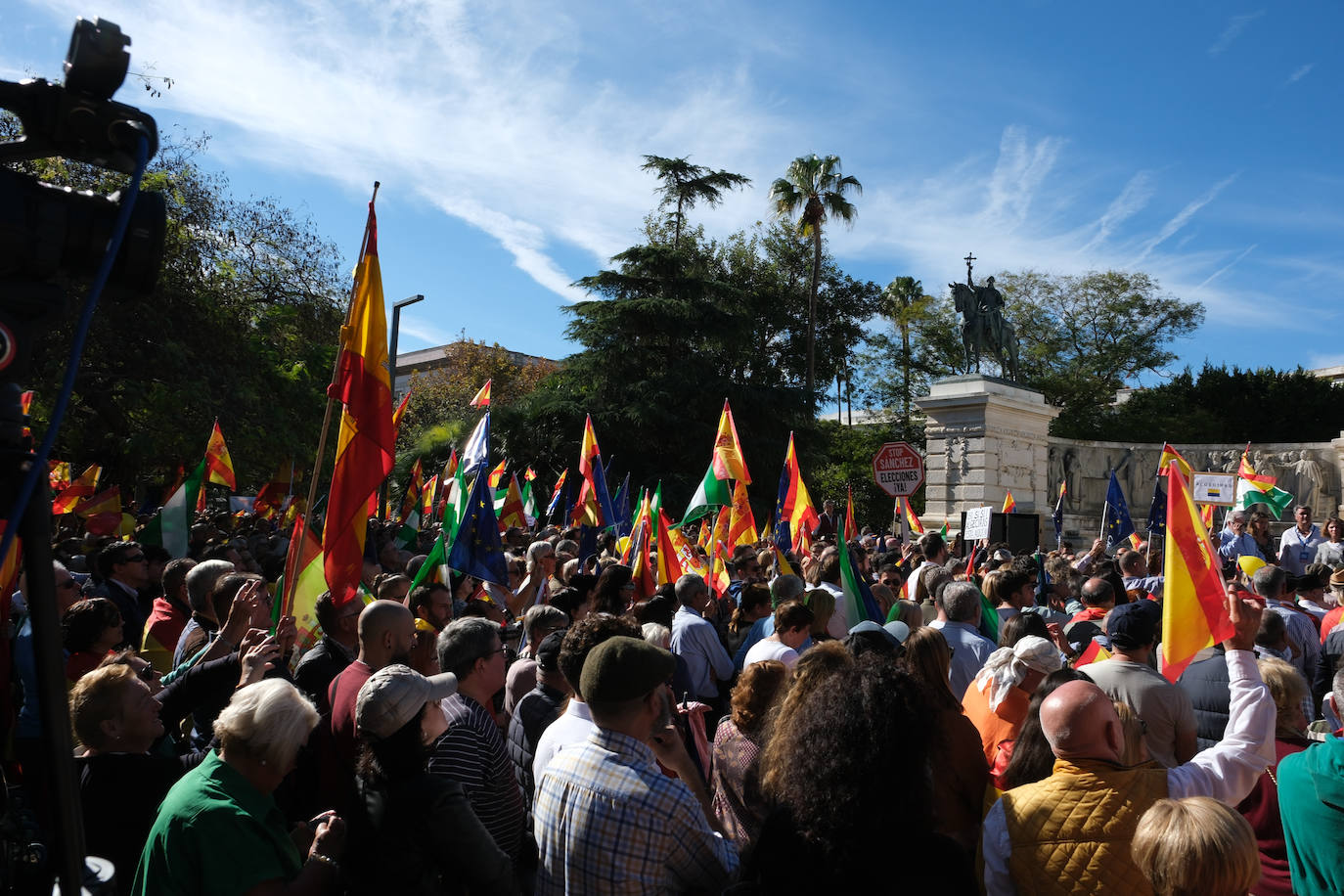 FOTOS: Concentración en el monumento a Las Cortes de 1812 en la plaza de España de Cádiz