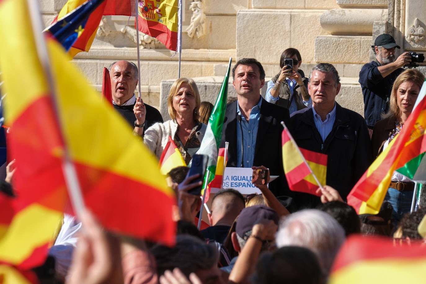 FOTOS: Concentración en el monumento a Las Cortes de 1812 en la plaza de España de Cádiz